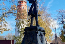 Балтийск на побережье Балтийского моря. Памятник Петру I